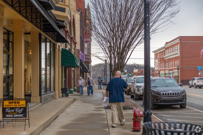 Take a stroll and grab a bite to eat at one of the restaurants in Cambridge