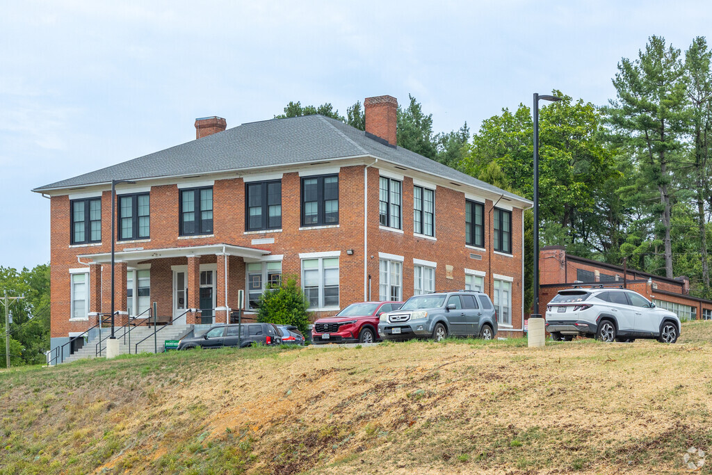 Redeemer Classical School provides PK-12th grade students with a quality education.