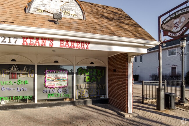 Kean's Bakery offers delicious fresh baked goods in North Itasca.