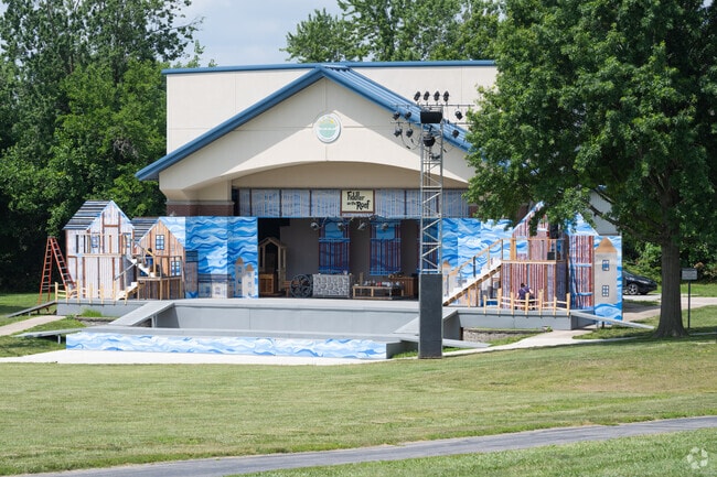 Oak Grove Park and Gladstone Amphitheater entertains residents of Jefferson Highlands.
