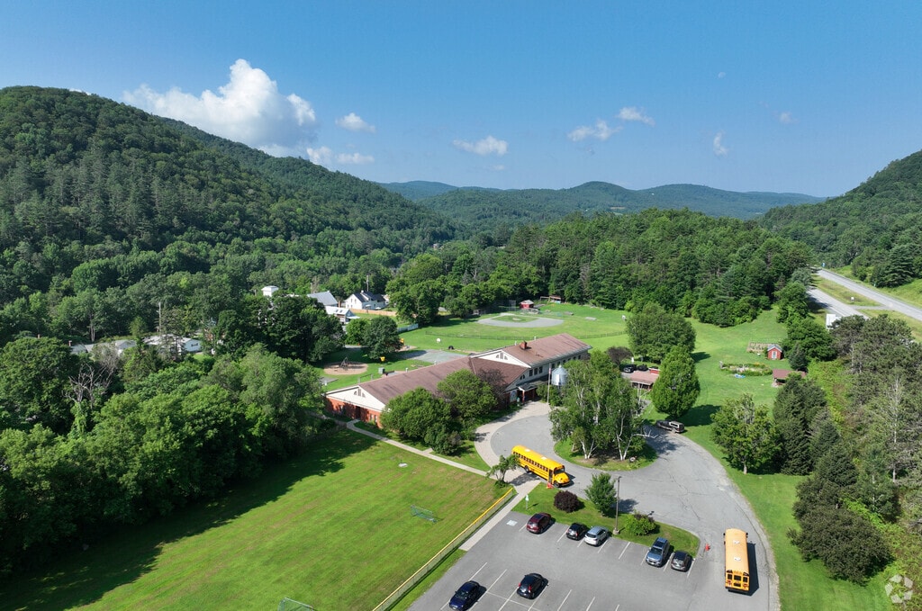 Sharon Elementary School serves the youngest students of the town of Sharon.