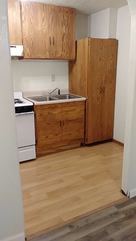 1504 10th Ave, Dodge City, KS 67801 - photo 3