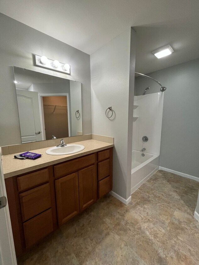 Cottonwood Crossing 705 Cottonwood Crossing Dr, Newton, KS