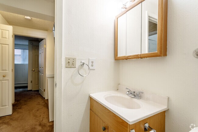 2BR, 1BA - 900 SF (Downstairs Unit)