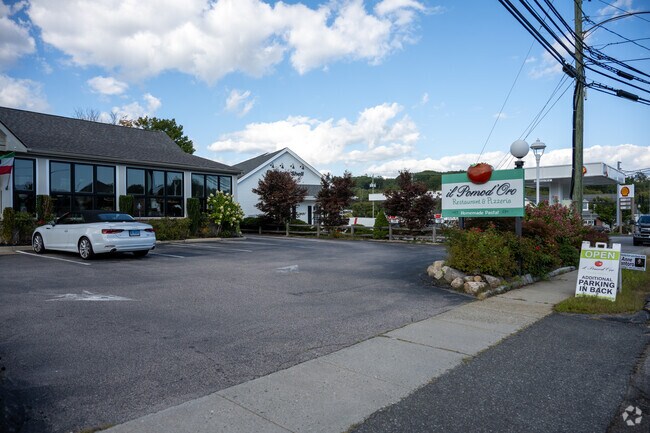 il Pomod'Oro Restaurant & Pizzeria is known for its authentic Italian experience.