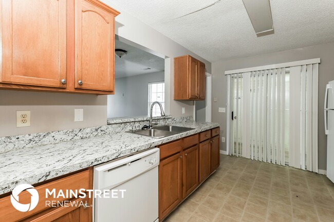 6233 Hickory Ln Cir, Union City, GA 30291 - photo 7