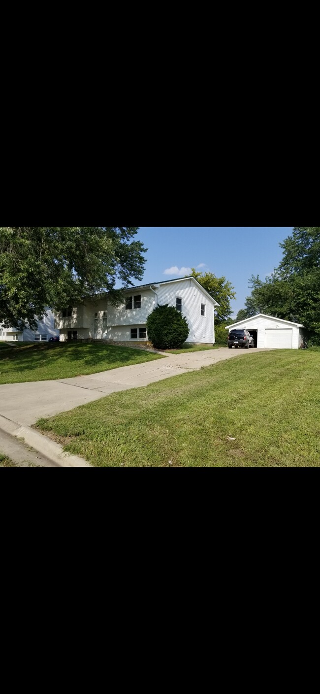 1502 Delta Dr, Cedar Falls, IA 50613