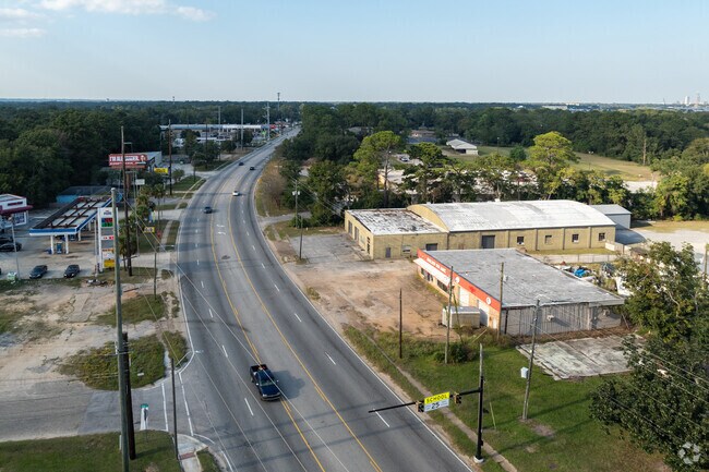 Dauphin Island Expressway runs right through Neshota.