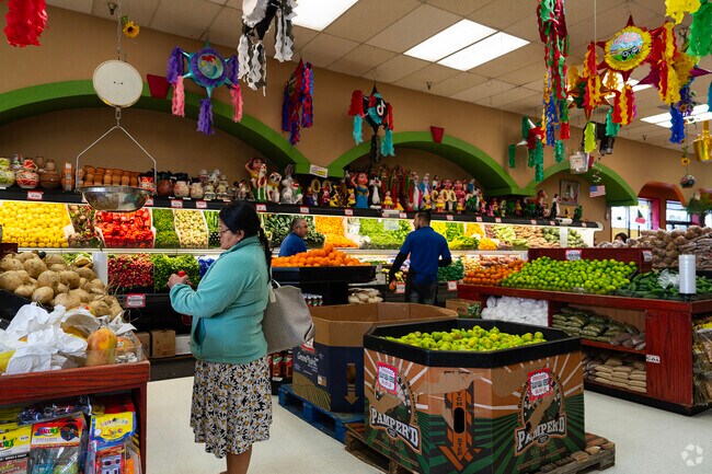 Central Hillsboro residents can shop for fresh produce, meats and groceries at Supermercado Mexico.