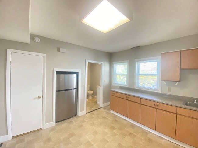 7 Commercial St unit E, Nashua, NH 03060 - photo 2