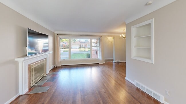 934 Anita Ave, Grosse Pointe Woods, MI 48236 - photo 2