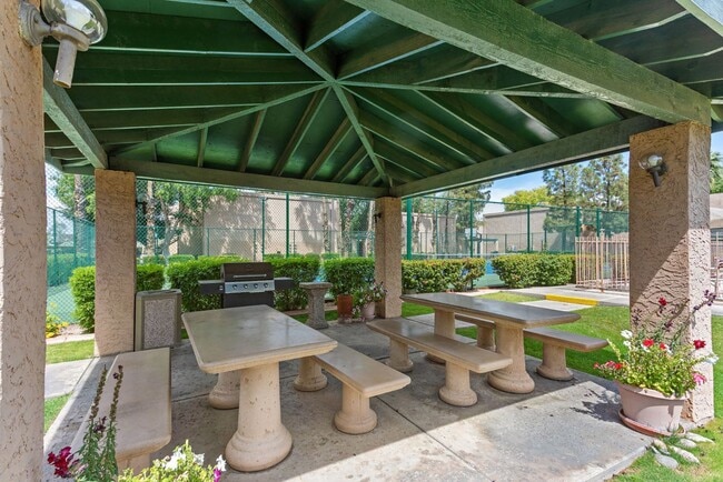 Picnic & BBQ Area | Shorebird Apartments