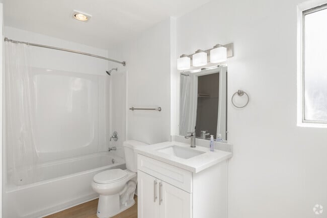 1BR, 1BA - 560SF - Bathroom