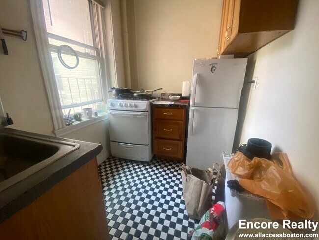 364 Riverway unit 16, Boston, MA 02115 - photo 2