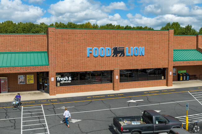 Get the essentials at Food Lion in Buckingham Courthouse.