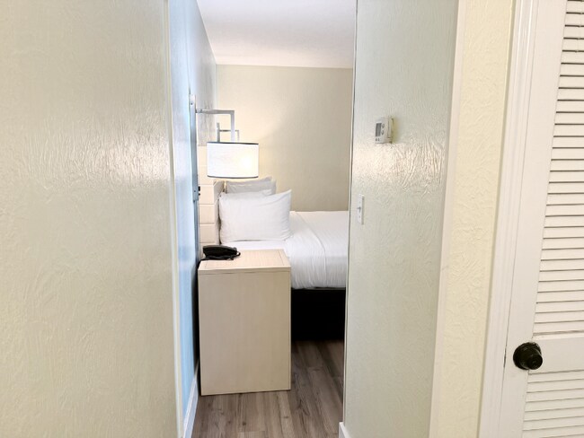 11689 Chester Rd unit Senior 1812, Cincinnati, OH 45246 - photo 7