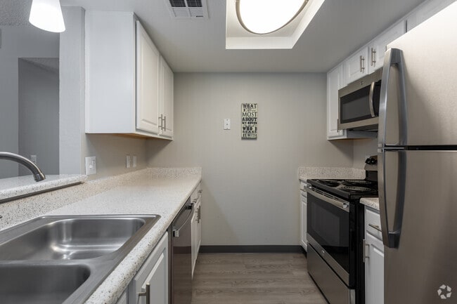 2BR, 2BA - 1,000 SF