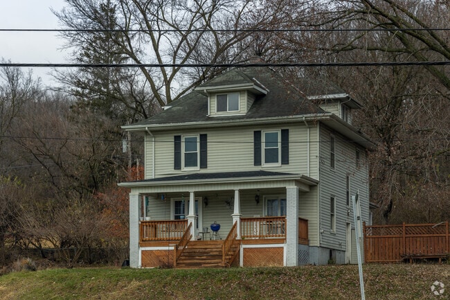 American Foursquare homes are nestled on a hill within West Peoria.