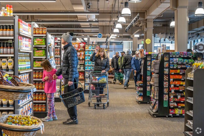 Luns & Byerlys is the preferred grocery store for Northrop residents.