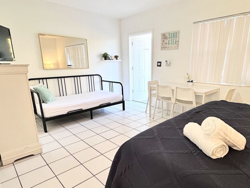 322 Oregon St unit FL2-ID1034666P, Hollywood, FL 33019 - photo 1