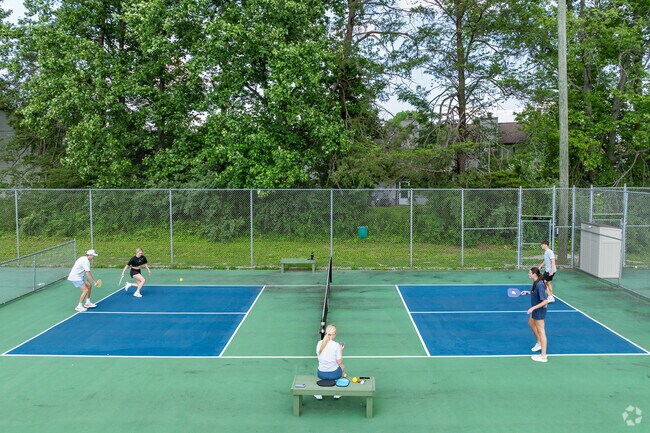 The members of Sleepy Hollow Golf Club can also enjoy tennis and pickleball  courts.