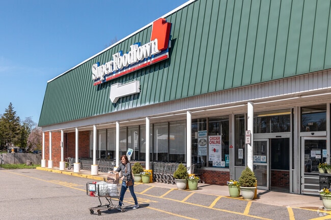 Super Foodtown offers fresh produce and quality household essentials to residents of Pine Brook.