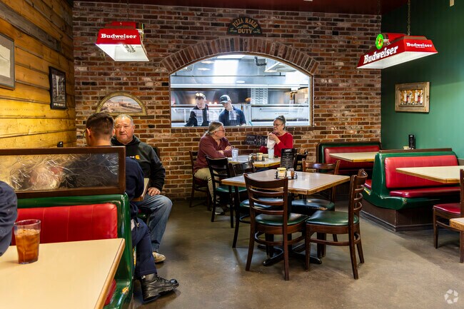 Local residents enjoy a meal at the popular Pizza Shack in downtown Willis.