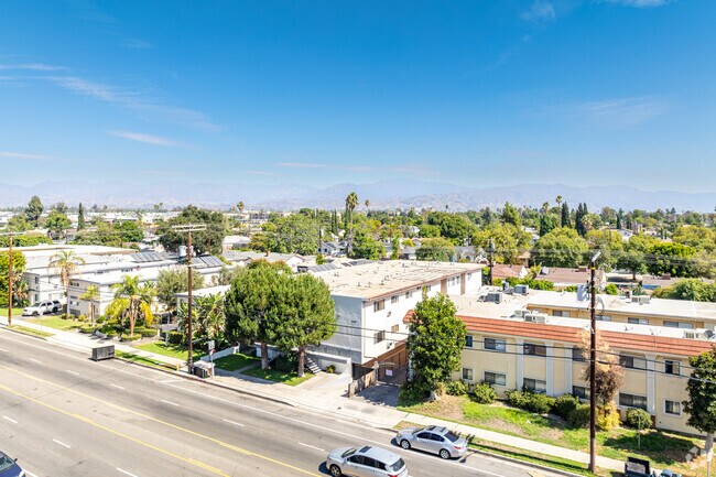 BEAUTIFUL REMODELED 1 AND 2 BEDROOM UNITS IN PRIME LOCATION, North Hollywood, CA 91605 - photo 7