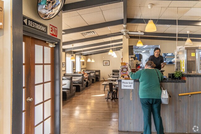 The Berry Patch offers dine in table service.