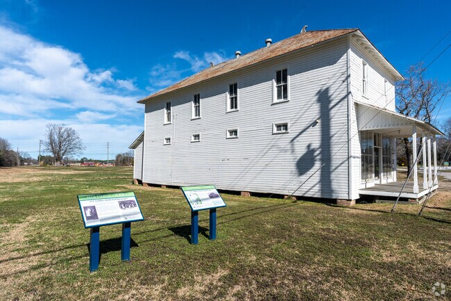 Some parts of the neighborhood form the Carpenter Historic District.