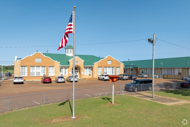Dundee Elementary maintains a student-teacher ratio of 8:1.