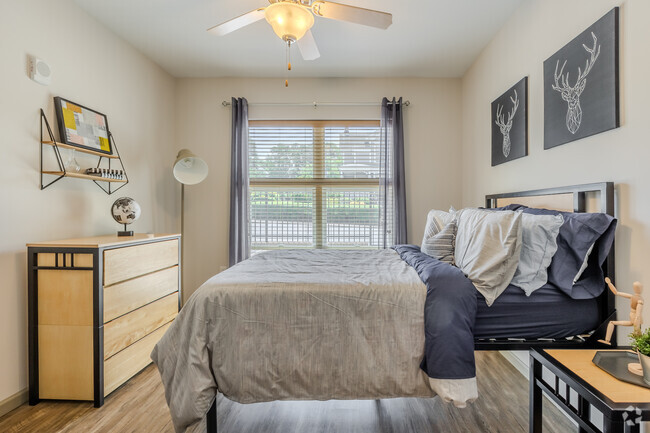 2BR, 2BA - 973SF - Bedroom 2