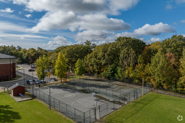 Memorial Elementary School has a tennis court.