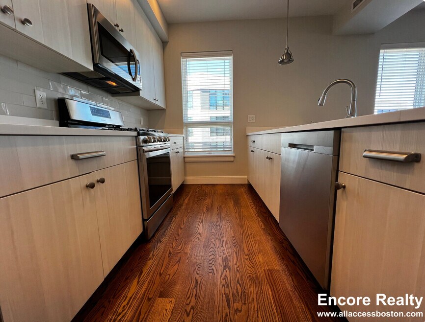 2 Everett Square unit 1 - 204, Boston, MA 02134 - photo 1