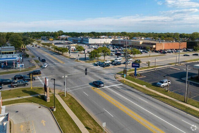 Kedzie Avenue and 183rd Street are major streets in Chateaux-Versailles for local travel.