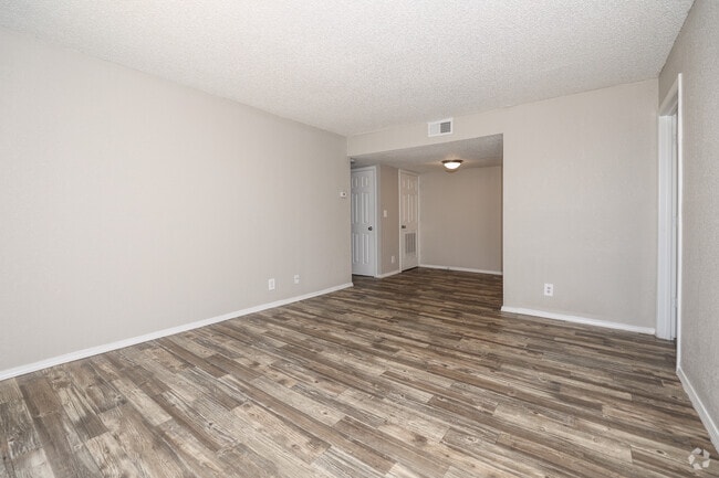 2BR, 2BA - 925SF - Upgrade - Living Area