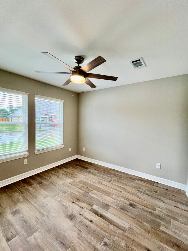 565 S 28th St unit B, Nederland, TX 77627 - photo 6