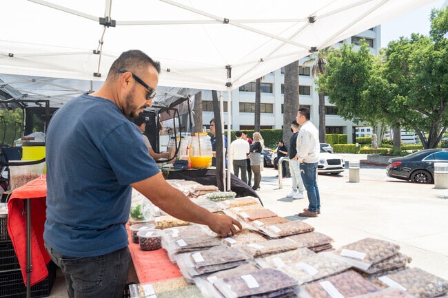 Whether you stop by for some snacks or lunch, the Glendale farmers market has you covered near Vineyard.