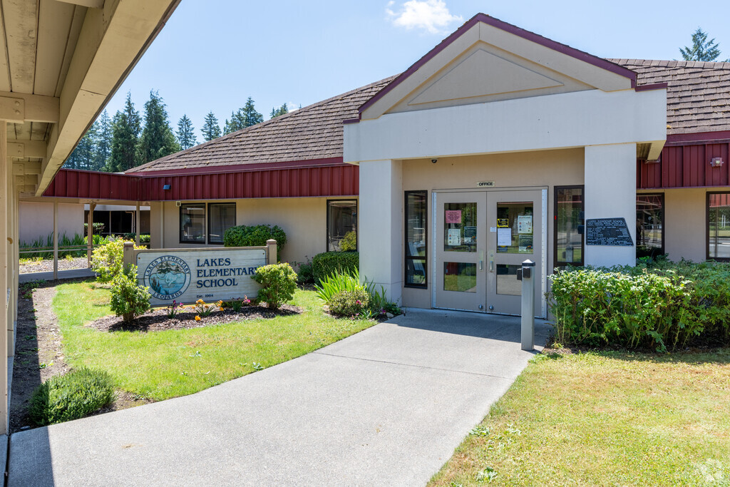 Lakes Elementary School has a student-teacher ratio of 15:1.