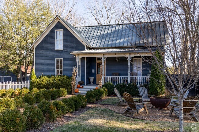 Cottages near Old Hillsboro Road add charm to Leiper's Fork.