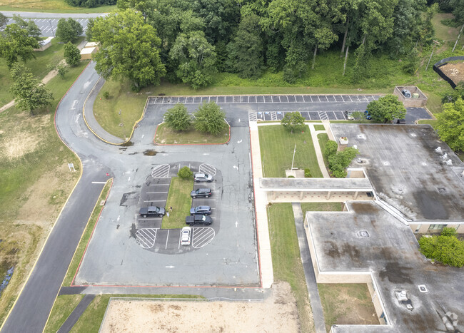 Homestead Wakefield Elementary School has ample parking.