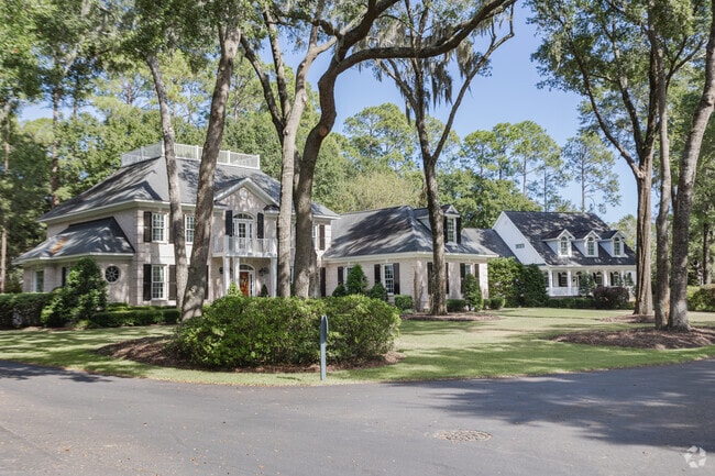 Find spacious homes with striking architectural detail at Wachesaw Plantation in Murrells Inlet.