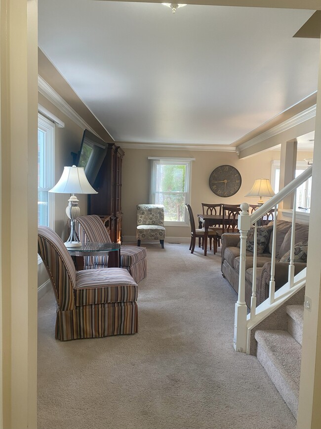 5906 Niles Dr, Troy, MI 48098