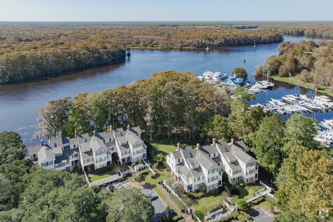 Discover the coastal lifestyle nestled along the Waccamaw River at Wachesaw Plantation.
