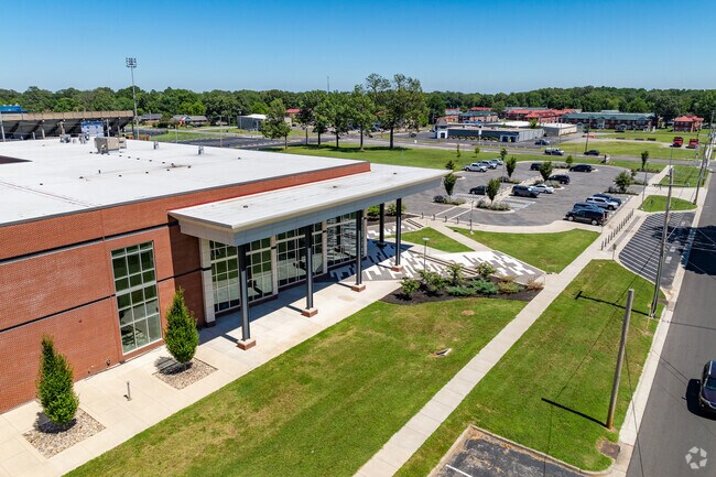 The student population of Paducah Area Technology Center is 5 and the school serves 8-12.