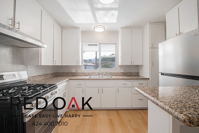 4505 Santa Rosalia Dr unit 12, Los Angeles, CA 90008 - photo 2