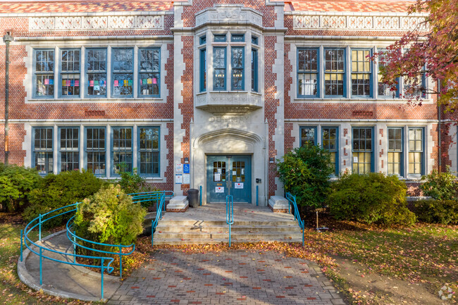 The main entrance to Duniway Elementary is on S Reed College Pl in Portland.