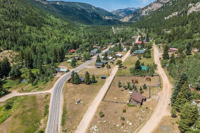 The main thoroughfare of Eldora consists of a dirt road with residential single family homes.