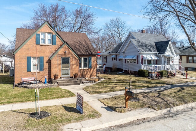 Quaint older homes make up many of the streets in the center of Mason City.