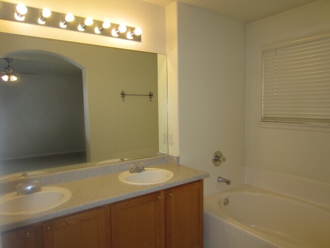 10761 Cook Ct, Northglenn, CO 80233 - photo 6